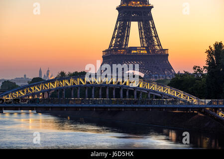 Sunrise di Parigi con la Torre Eiffel, Rouelle Bridge e il fiume Senna. Francia Foto Stock