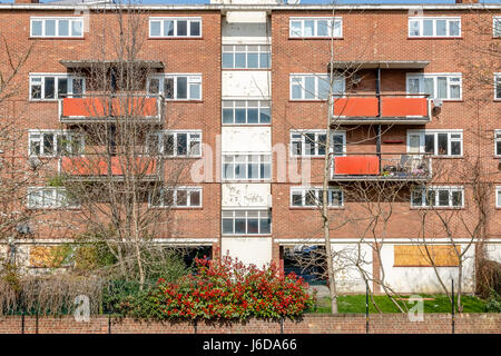 Consiglio fatiscente alloggiamento piatto blocco nella zona est di Londra Foto Stock