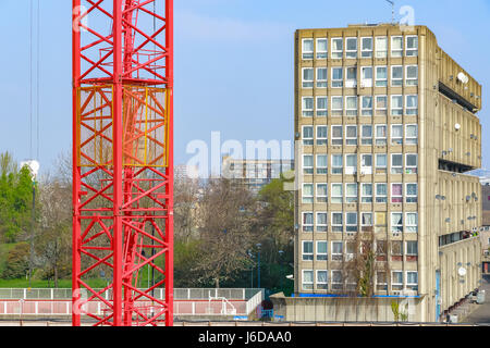 Edificio rosso gru a est di Londra consiglio blocchi di alloggiamento in background Foto Stock