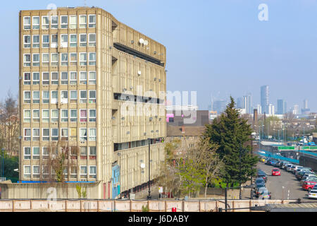 Il vecchio alloggiamento del consiglio blocco, Robin Hood Gardens, nella zona est di Londra Foto Stock
