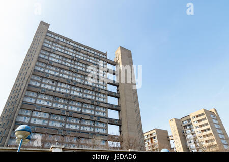 Il vecchio alloggiamento del consiglio blocco, Balfron torre, nella zona est di Londra Foto Stock