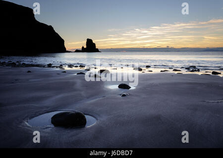 Twilight a Talisker Bay, Isola di Skye in Scozia, Regno Unito, Europa. Ottobre vacanza. Foto Stock
