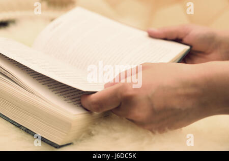 Girare le mani un libro e lo conducono a pagine. Vintage. Foto Stock