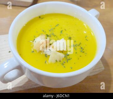 Gustosa zuppa di zucca con pane close up Foto Stock