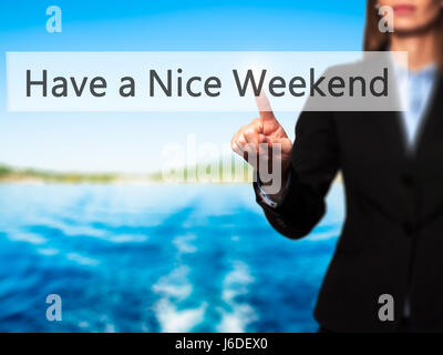 Hanno un bel weekend - Imprenditrice mano premendo il pulsante sul touch screen interfaccia. Business, tecnologia internet concetto. Stock Photo Foto Stock
