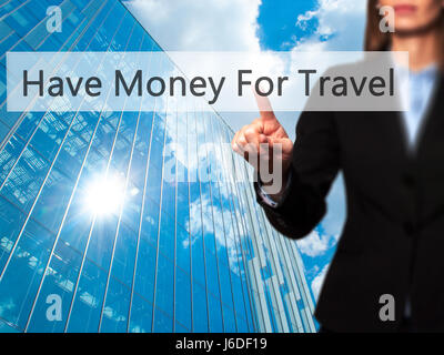 Hanno i soldi per il viaggio - Imprenditrice mano premendo il pulsante sul touch screen interfaccia. Business, tecnologia internet concetto. Stock Photo Foto Stock