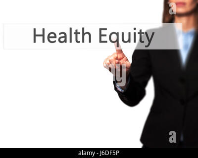 Health Equity - Imprenditrice mano premendo il pulsante sul touch screen interfaccia. Business, tecnologia internet concetto. Stock Photo Foto Stock