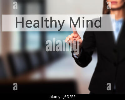 Mente sana - Imprenditrice mano premendo il pulsante sul touch screen interfaccia. Business, tecnologia internet concetto. Stock Photo Foto Stock