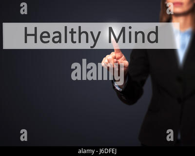 Mente sana - Imprenditrice mano premendo il pulsante sul touch screen interfaccia. Business, tecnologia internet concetto. Stock Photo Foto Stock