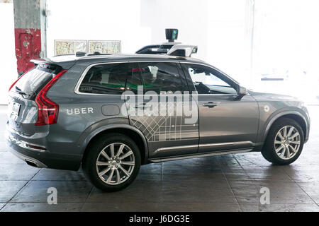 Un Uber logo su un Uber Technologies Inc., self-guida autonoma di Volvo Car. Foto Stock