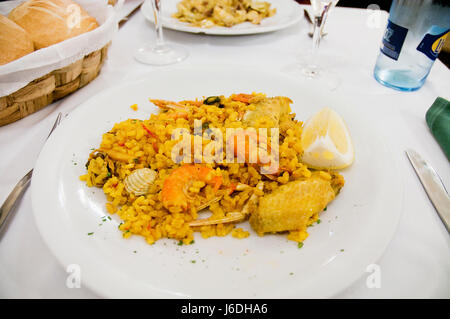 Paella Valenciana di servire. Valencia, Spagna. Foto Stock