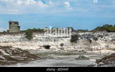 Cava di Robben Island dove i prigionieri politici hanno fatto il lavoro duro, tra cui Nelson Mandela, con pietra commemorativa pila, a Cape Town, Sud Africa Foto Stock