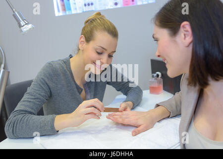 Estetista manicure lady le unghie Foto Stock