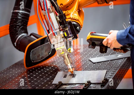 Laser a fibra telecomando robotico sistema di taglio. Laser a CNC per il taglio al plasma di metallo, moderna tecnologia industriale. Foto Stock