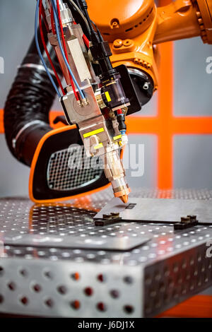 Laser a fibra telecomando robotico sistema di taglio. Laser a CNC per il taglio al plasma di metallo, moderna tecnologia industriale. Foto Stock