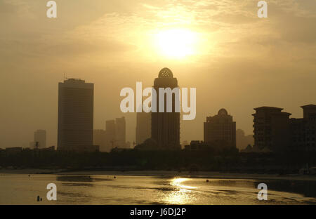 Il sorgere del sole su arjaan edificio per uffici e silhouette grattacieli dal Al Sufouh Road, Mina Seyahi Beach Resort, dubai, Emirati arabi uniti Foto Stock