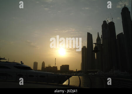 Vista del profilo dell'alba delle Dubai Marina Towers, degli hotel le Meridien e Westin, da al Sufouh Road, all'estremità ovest del porticciolo internazionale di Dubai, Dubai, Emirati Arabi Uniti Foto Stock