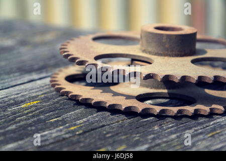 Immagine filtrata delle ruote dentate su un colorato sfondo di legno Foto Stock