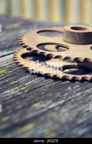Immagine filtrata delle ruote dentate su un colorato sfondo di legno Foto Stock