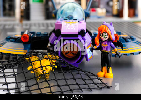 Tambov, Federazione Russa - Marzo 04, 2017 Lego DC Super Hero mondo delle ragazze. Batgirl mini-bambola e il suo Batjet catturati in net Kryptomite giallo. Studio s Foto Stock