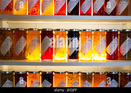 COVERACK, Cornwall, Regno Unito - 18 aprile 2017. Scaffali del negozio pieno di locali e prodotti fatti in casa tra cui vasi colorati di marmellate e confetture e chutney. Foto Stock