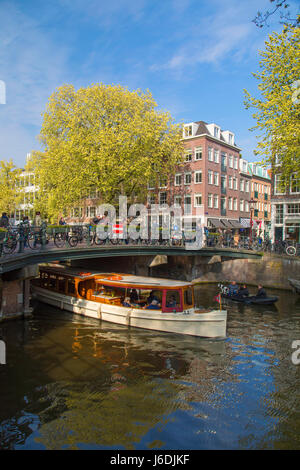 Barca passando sotto il ponte del canale Prinsengracht, Amsterdam, Paesi Bassi Foto Stock