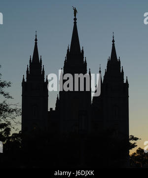 Blue sky tramonto ritratto facciata orientale Salt Lake temple, con l'angelo Moroni sulla parte superiore dell'alta guglia centrale, Temple Square, Salt Lake City, Utah Foto Stock