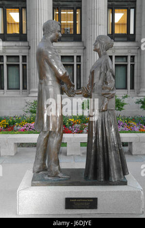 Ritratto di Joseph ed Emma Smith statua che si trova nella parte anteriore di lds amministrazione della chiesa edificio, Temple Square, Salt Lake City, Utah, Stati Uniti d'America Foto Stock