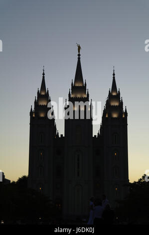 Blue sky tramonto crepuscolo ritratto silhouette illuminata facciata orientale Salt Lake temple, Temple Square, Salt Lake City, Utah, Stati Uniti d'America Foto Stock