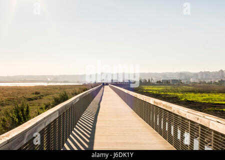 Lungomare promenade in una giornata di sole Foto Stock