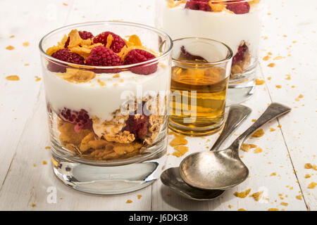 Cranachan, molto scottish dolce fatto con fiocchi di mais, lamponi, il whisky e la panna montata in un bicchiere Foto Stock