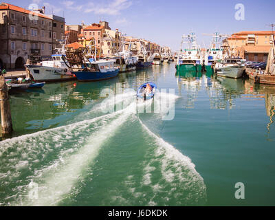 Chioggia, Italia - 30 Aprile 2017: barche da pesca ormeggiate in un canale di Chioggia, Laguna Veneziana, Italia. Foto Stock