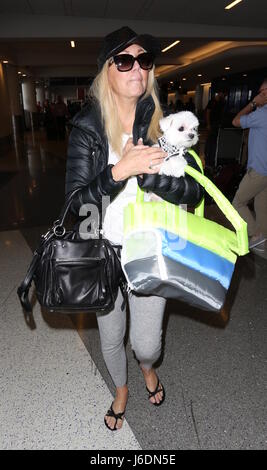 Heather Locklear presso l'Aeroporto Internazionale di Los Angeles (LAX) con il suo piccolo cane con: Heather Locklear dove: Los Angeles, California, Stati Uniti quando: 19 Apr 2017 Credit: WENN.com Foto Stock