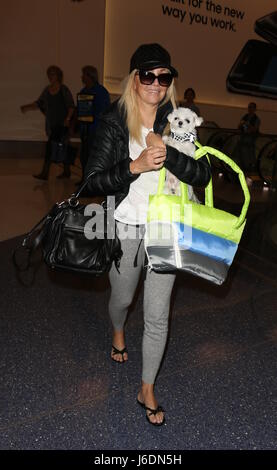 Heather Locklear presso l'Aeroporto Internazionale di Los Angeles (LAX) con il suo piccolo cane con: Heather Locklear dove: Los Angeles, California, Stati Uniti quando: 19 Apr 2017 Credit: WENN.com Foto Stock