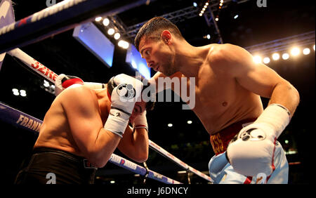 Sam McNess (destra) e Zaurs Sadihovs nella International Super-Welterweight concorso presso la casella di rame, Londra. Stampa foto di associazione. Picture Data: Sabato 20 Maggio, 2017. Vedere PA storia boxing di Londra. Foto di credito dovrebbe leggere: Steven Paston/filo PA. Foto Stock