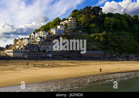 Selezione di visualizzazioni dalla bella città di Cornovaglia di Looe, il tempo era bello e la impostazione delicatamente sun fornito un piacevole sfondo. Foto Stock