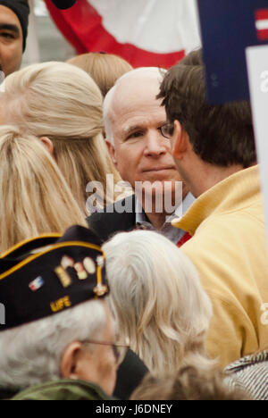 KEENE, NH/US - Gennaio 7, 2008: noi il senatore John McCain parla con i sostenitori in un rally all'aperto sul finale il giorno prima del 2008 NH primario. Foto Stock