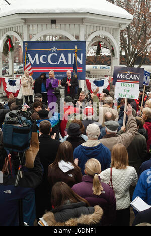 KEENE, NH/US - Gennaio 7, 2008: noi il senatore John McCain parla con i sostenitori in un rally all'aperto sul finale il giorno prima del 2008 NH primario. Foto Stock