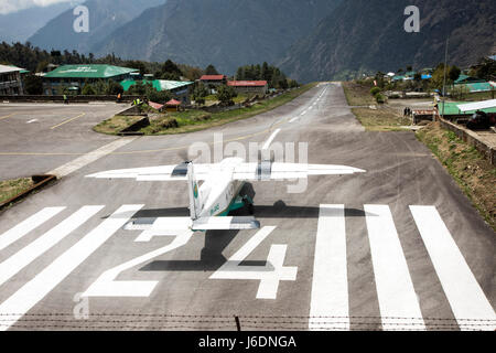 Un aereo di passeggero pronto al decollo a Tenzing Hillary aeroporto di Lukla, Nepal. Foto Stock