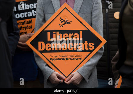 Gruppo del Partito europeo dei liberali democratici sulla targhetta che mostra il Lib Dem logo segno durante un evento di campagna elettorale. Foto Stock