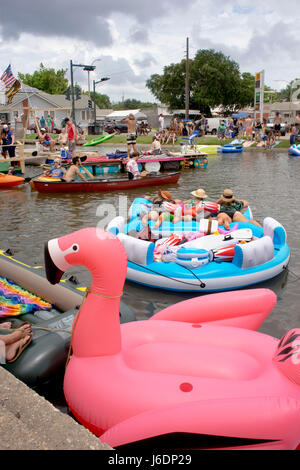 La folla dei diportisti godendo l'acqua su Bayou St John. Il Bayou Boogaloo Festival, New Orleans. Foto Stock