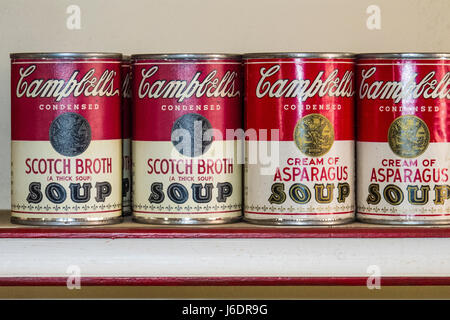 Campbells Soup lattine in questo piccolo angolo Store in Strawbery Banke a Portsmouth, New Hampshire Foto Stock