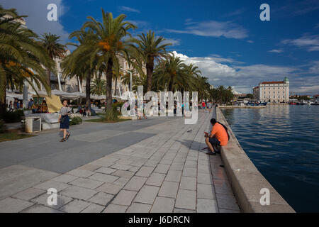 La passeggiata sul lungomare della città di Split, Dalmazia, Croazia Foto Stock