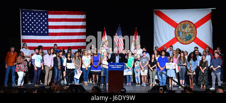 Il Sen. Bernie Sanders picchi durante un 'unirsi e combattere indietro " tour presso il James L Knight Center Miami. Il Sen. Sanders e sedia DNC Tom Perez ha parlato su argomenti di aumentare il salario minimo di $15 un'ora, pay equity per le donne, la ricostruzione di infrastrutture fatiscenti, la lotta contro il cambiamento climatico, rendendo pubbliche scuole e università di corsi gratuiti, la riforma del sistema penale, completa riforma dell immigrazione e la riforma fiscale che esige che i paesi ricchi e le grandi aziende cominciare a pagare la loro giusta quota di tasse. Dotato di: Bernie Sanders dove: Miami Beach, Florida, Stati Uniti quando: 19 Apr Foto Stock