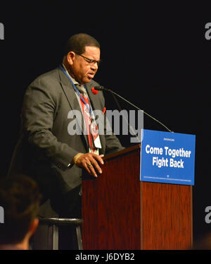 Il Sen. Bernie Sanders picchi durante un 'unirsi e combattere indietro " tour presso il James L Knight Center Miami. Il Sen. Sanders e sedia DNC Tom Perez ha parlato su argomenti di aumentare il salario minimo di $15 un'ora, pay equity per le donne, la ricostruzione di infrastrutture fatiscenti, la lotta contro il cambiamento climatico, rendendo pubbliche scuole e università di corsi gratuiti, la riforma del sistema penale, completa riforma dell immigrazione e la riforma fiscale che esige che i paesi ricchi e le grandi aziende cominciare a pagare la loro giusta quota di tasse. Dotato di: Pastore dove: Miami Beach, Florida, Stati Uniti quando: 19 Apr 2017 Cre Foto Stock