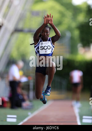 Zara Azante nelle Donne Salto triplo durante la Loughborough Internazionali di atletica leggera evento a Paula Radcliffe Stadium. Foto Stock