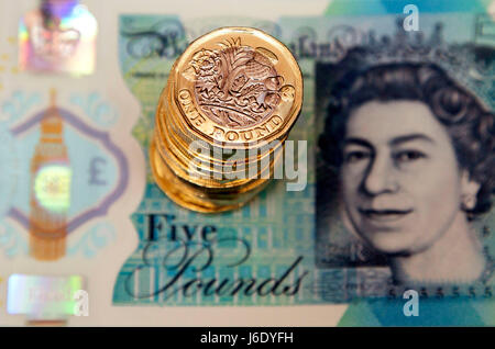 Nuovo multi-sided una libbra di monete con nuovo fivers, Londra Foto Stock