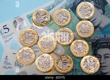 Nuovo multi-sided una libbra di monete con nuovo fivers, Londra Foto Stock