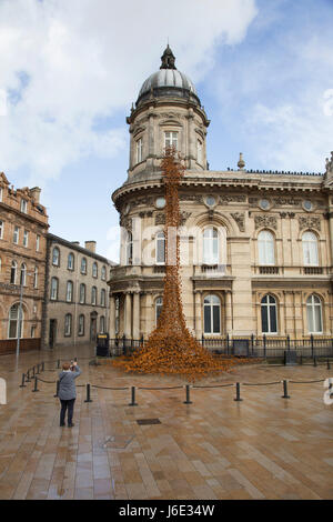 Papaveri finestra piangendo a Hull, fotografato durante il 2017 Città di cultura anno in Hull. Artista è Paolo Cummins e Tom Piper è il Designer. Foto Stock