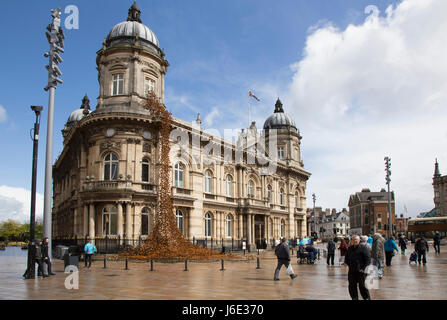 Papaveri finestra piangendo a Hull, fotografato durante il 2017 Città di cultura anno in Hull. Artista è Paolo Cummins e Tom Piper è il Designer. Foto Stock